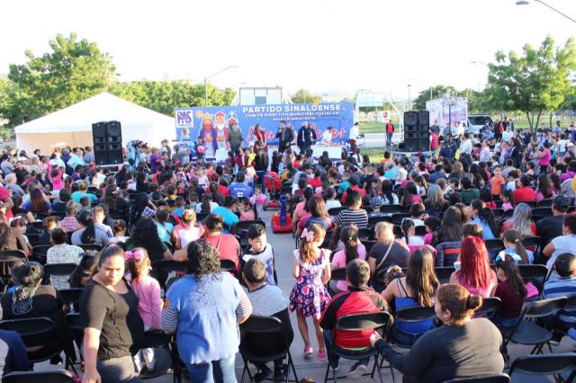 El Partido Sinaloense lleva rosca de reyes y regalos a colonos del distrito 17