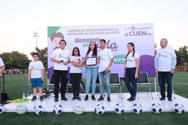 Cientos de niÃ±os cambiaron su arma de juguete por un balÃ³n.