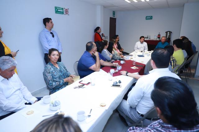 HÃ©ctor Melesio CuÃ©n Ojeda se reÃºne con empresarios del municipio de Ahome.