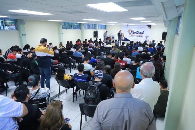 HÃ©ctor Melesio CuÃ©n Ojeda participa como ponente en el 4to. Festival de la Facultad de EducaciÃ³n 