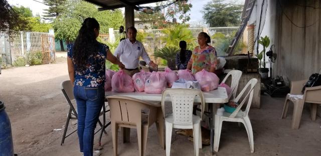 Las comunidades rurales son atendidas en la distribuciÃ³n de despensas. 