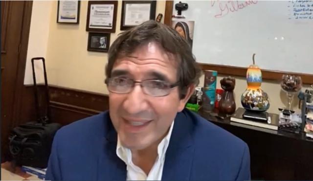 A travÃ©s de la plataforma digital Zoom, HÃ©ctor Melesio CuÃ©n Ojeda expone el problema del COVID 19