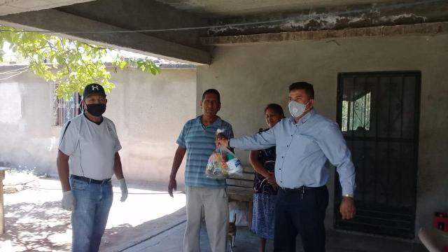 En el pueblo MÃ¡gico de El Fuerte, militantes del Partido Sinaloense distribuyen despensas alimentic