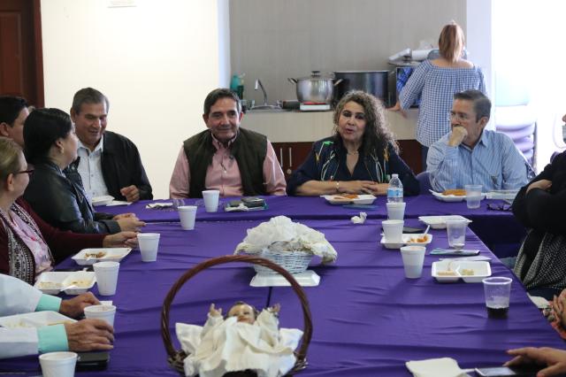 El líder político del PAS, Héctor Melesio Cuén Ojeda festeja el Día de la Candelaria con una tamaliz