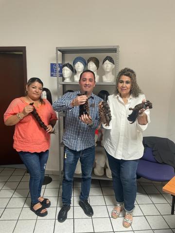 El CDM de San Ignacio recibe del Activismo Social del PAS una peluca y dona 10 coletas de cabello
