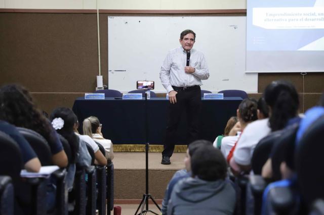Cuén Ojeda imparte conferencia se emprendurismo a la facultad de Servicio Social.