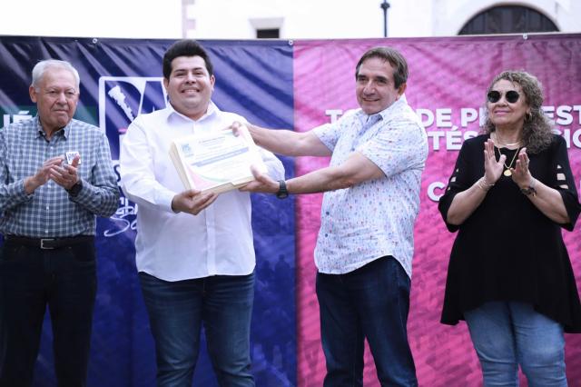 Cuén Ojeda toma protesta a más de 300 personas de las comunidades y colonias de los comités secciona