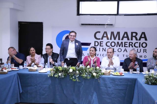 Cuén Ojeda comparte mesa de diálogo con la Cámara de Comercio en Mazatlán.