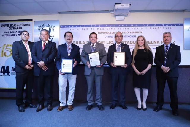 Recibe Cuén Ojeda reconocimiento AGUILA DORADA LIC. Eustaquio Buelna.